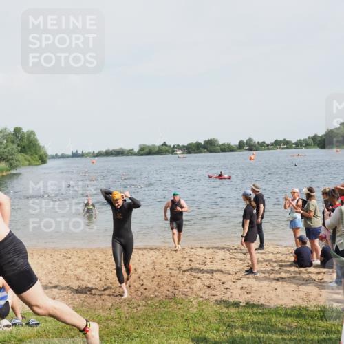 21.06.2025 - 27. Vierlanden-Triathlon MichiJ http://msf.ph/oto/8004402 15.06.2026 10:06:16 Schwimmen 369, 370, 381, 418, 447, 448, 455 meine-sportfotos.de