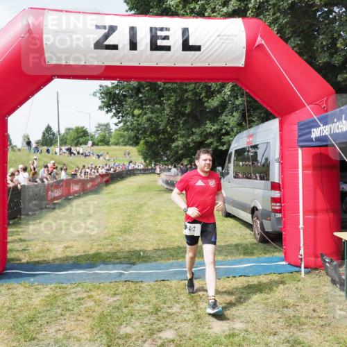 21.06.2025 - 27. Vierlanden-Triathlon MichiJ http://msf.ph/oto/8004411 15.06.2026 11:28:25 Ziel 296 meine-sportfotos.de