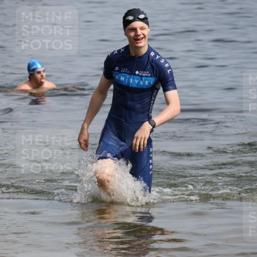 15.06.2025 - 27. Vierlanden-Triathlon Lena Gebhardt http://msf.ph/oto/8004446 15.06.2025 09:59:50 Schwimmen 266, 351, 358 meine-sportfotos.de