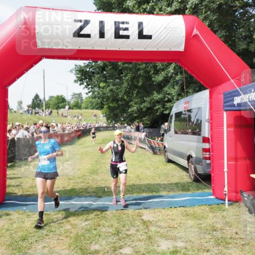 21.06.2025 - 27. Vierlanden-Triathlon MichiJ http://msf.ph/oto/8004463 15.06.2026 11:29:01 Ziel 525, 623 meine-sportfotos.de