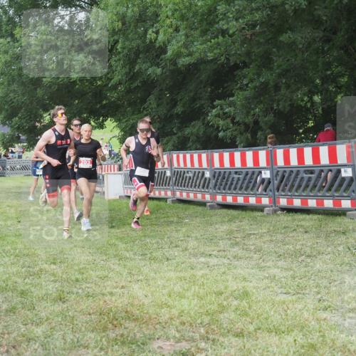 21.06.2025 - 27. Vierlanden-Triathlon KatJ http://msf.ph/oto/8004472 15.06.2025 12:57:55 Ziel 1019, 1020, 1022, 1023 meine-sportfotos.de