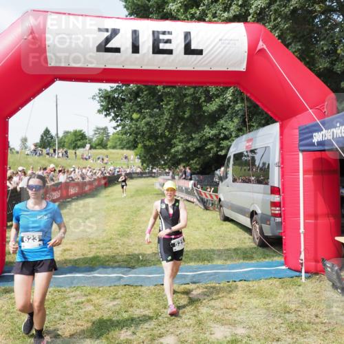 21.06.2025 - 27. Vierlanden-Triathlon MichiJ http://msf.ph/oto/8004488 15.06.2026 11:29:01 Ziel 525, 623 meine-sportfotos.de