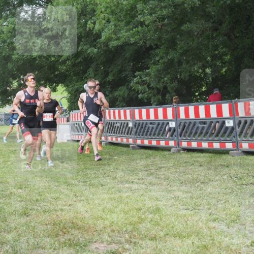 21.06.2025 - 27. Vierlanden-Triathlon KatJ http://msf.ph/oto/8004493 15.06.2025 12:57:55 Ziel 1019, 1020, 1022, 1023 meine-sportfotos.de