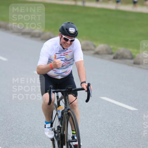 21.06.2025 - 27. Vierlanden-Triathlon H.Heesch http://msf.ph/oto/8004506 15.06.2025 12:51:26 Radfahren 959 meine-sportfotos.de