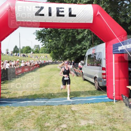 21.06.2025 - 27. Vierlanden-Triathlon MichiJ http://msf.ph/oto/8004510 15.06.2026 11:29:06 Ziel 525, 528, 623 meine-sportfotos.de