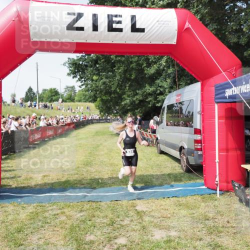 21.06.2025 - 27. Vierlanden-Triathlon MichiJ http://msf.ph/oto/8004514 15.06.2026 11:29:06 Ziel 525, 528, 623 meine-sportfotos.de