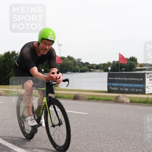 15.06.2025 - 27. Vierlanden-Triathlon H.Heesch http://msf.ph/oto/8004547 15.06.2025 10:35:45 Radfahren 21, 106, 127, 134, 239 meine-sportfotos.de