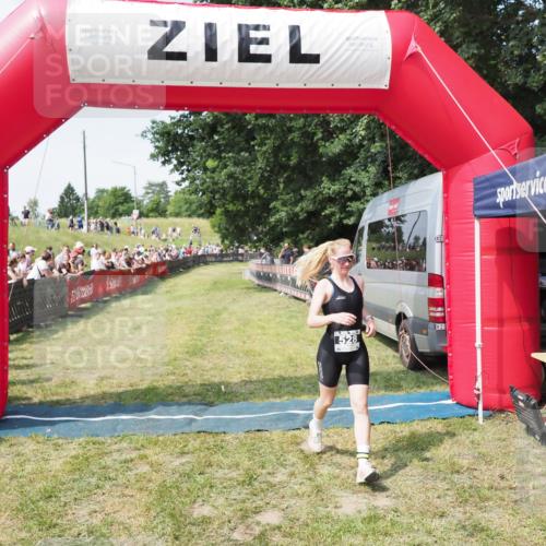 21.06.2025 - 27. Vierlanden-Triathlon MichiJ http://msf.ph/oto/8004549 15.06.2026 11:29:07 Ziel 525, 528, 623 meine-sportfotos.de