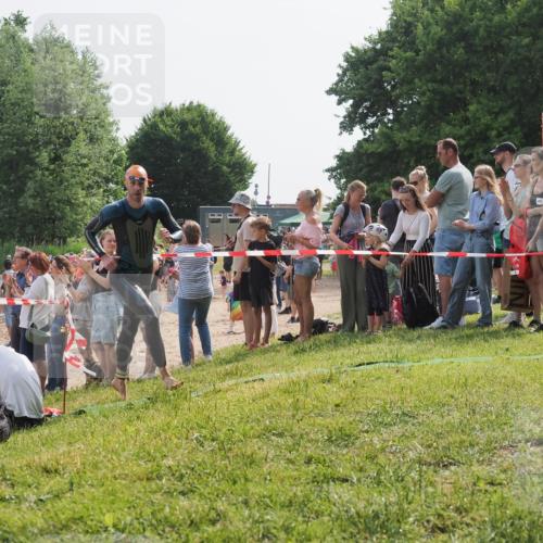 15.06.2025 - 27. Vierlanden-Triathlon KatJ http://msf.ph/oto/8004573 15.06.2025 10:03:52 Schwimmen 377, 425, 432, 436, 439, 1398 meine-sportfotos.de