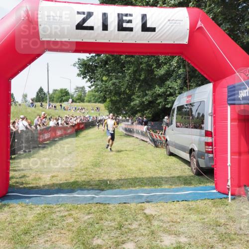 21.06.2025 - 27. Vierlanden-Triathlon MichiJ http://msf.ph/oto/8004575 15.06.2026 11:29:27 Ziel 263 meine-sportfotos.de