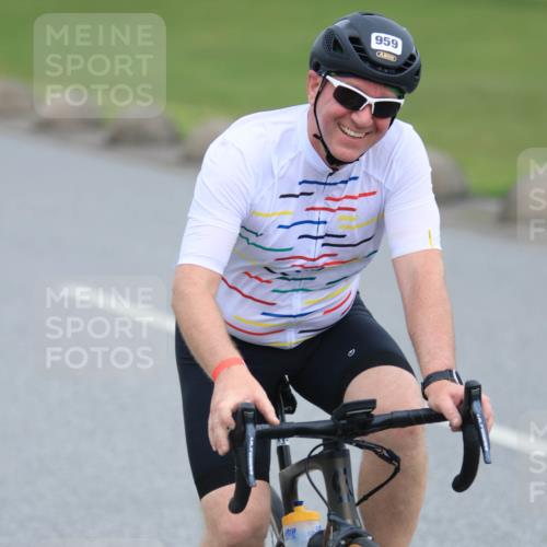21.06.2025 - 27. Vierlanden-Triathlon H.Heesch http://msf.ph/oto/8004577 15.06.2025 12:51:27 Radfahren 924, 959 meine-sportfotos.de