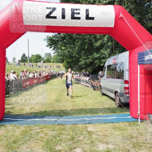 21.06.2025 - 27. Vierlanden-Triathlon MichiJ http://msf.ph/oto/8004595 15.06.2026 11:29:28 Ziel 263 meine-sportfotos.de