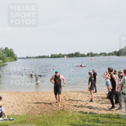 21.06.2025 - 27. Vierlanden-Triathlon MichiJ http://msf.ph/oto/8004603 15.06.2026 10:06:19 Schwimmen 370, 381, 418, 447, 455 meine-sportfotos.de