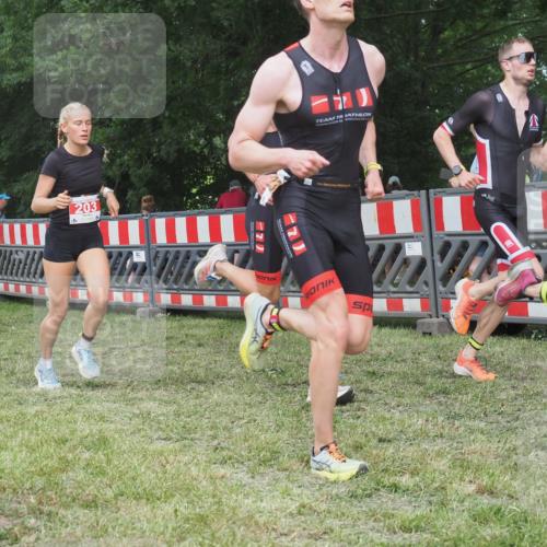 21.06.2025 - 27. Vierlanden-Triathlon KatJ http://msf.ph/oto/8004605 15.06.2025 12:57:56 Ziel 712, 1019, 1020, 1022, 1023 meine-sportfotos.de