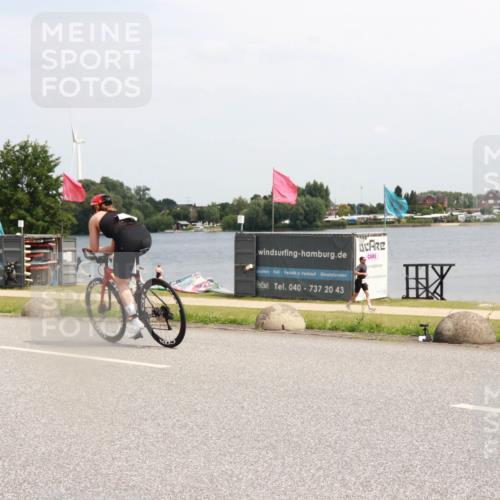 21.06.2025 - 27. Vierlanden-Triathlon H.Heesch http://msf.ph/oto/8004613 15.06.2025 11:55:24 Radfahren 835, 962, 982 meine-sportfotos.de