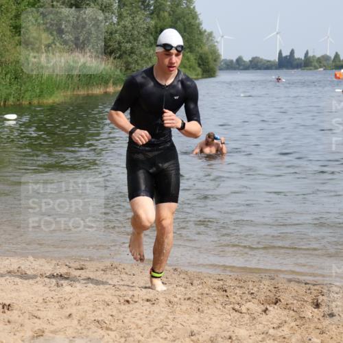 15.06.2025 - 27. Vierlanden-Triathlon Lena Gebhardt http://msf.ph/oto/8004614 15.06.2025 09:59:54 Schwimmen 266, 351, 358 meine-sportfotos.de