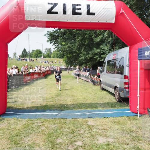 21.06.2025 - 27. Vierlanden-Triathlon MichiJ http://msf.ph/oto/8004654 15.06.2026 11:29:32 Ziel 263, 382, 507, 566 meine-sportfotos.de
