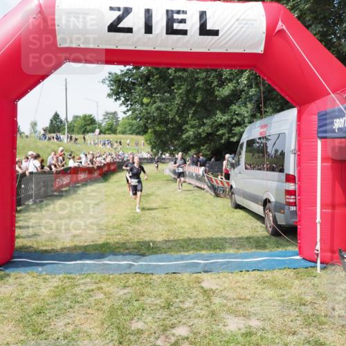 21.06.2025 - 27. Vierlanden-Triathlon MichiJ http://msf.ph/oto/8004657 15.06.2026 11:29:32 Ziel 263, 382, 507, 566 meine-sportfotos.de