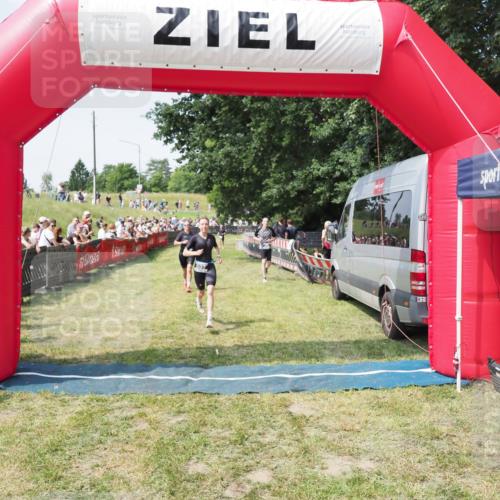 21.06.2025 - 27. Vierlanden-Triathlon MichiJ http://msf.ph/oto/8004670 15.06.2026 11:29:33 Ziel 263, 382, 507, 566 meine-sportfotos.de