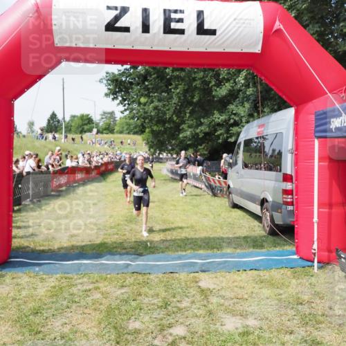 21.06.2025 - 27. Vierlanden-Triathlon MichiJ http://msf.ph/oto/8004675 15.06.2026 11:29:33 Ziel 263, 382, 507, 566 meine-sportfotos.de