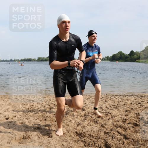 15.06.2025 - 27. Vierlanden-Triathlon Lena Gebhardt http://msf.ph/oto/8004679 15.06.2025 09:59:56 Schwimmen 266, 351, 358 meine-sportfotos.de