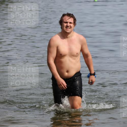15.06.2025 - 27. Vierlanden-Triathlon Lena Gebhardt http://msf.ph/oto/8004710 15.06.2025 10:00:04 Schwimmen 290, 351, 358 meine-sportfotos.de