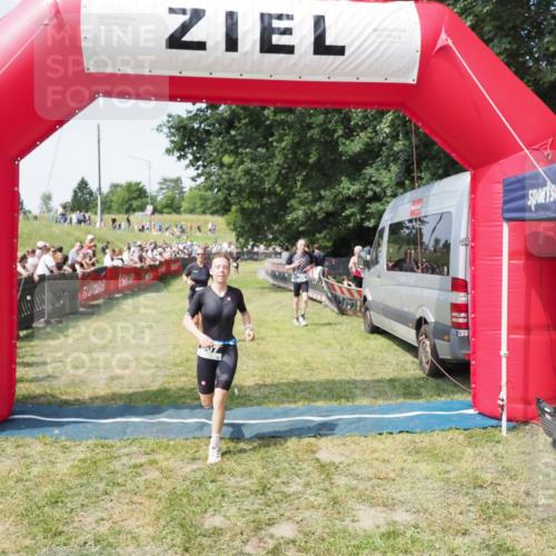 21.06.2025 - 27. Vierlanden-Triathlon MichiJ http://msf.ph/oto/8004719 15.06.2026 11:29:34 Ziel 263, 382, 507, 566 meine-sportfotos.de