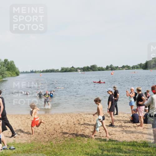 21.06.2025 - 27. Vierlanden-Triathlon MichiJ http://msf.ph/oto/8004770 15.06.2026 10:06:22 Schwimmen 370, 394, 447, 455 meine-sportfotos.de