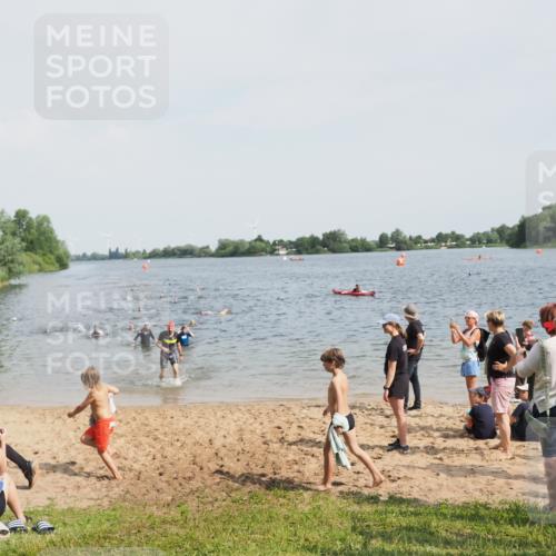 21.06.2025 - 27. Vierlanden-Triathlon MichiJ http://msf.ph/oto/8004774 15.06.2026 10:06:22 Schwimmen 370, 394, 447, 455 meine-sportfotos.de