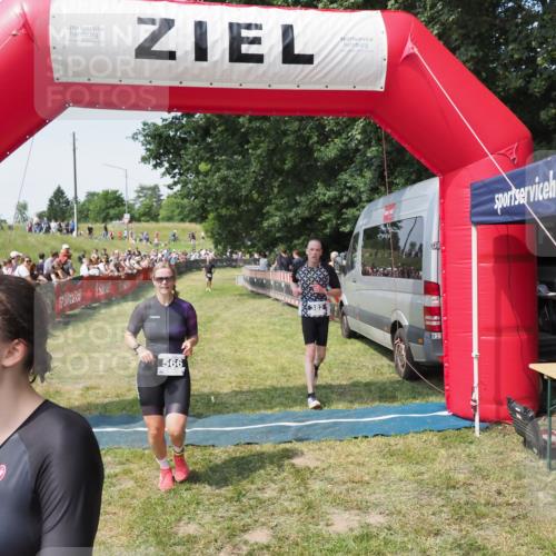 21.06.2025 - 27. Vierlanden-Triathlon MichiJ http://msf.ph/oto/8004779 15.06.2026 11:29:36 Ziel 382, 507, 566 meine-sportfotos.de