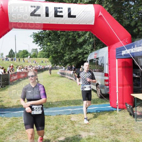 21.06.2025 - 27. Vierlanden-Triathlon MichiJ http://msf.ph/oto/8004798 15.06.2026 11:29:36 Ziel 382, 507, 566 meine-sportfotos.de