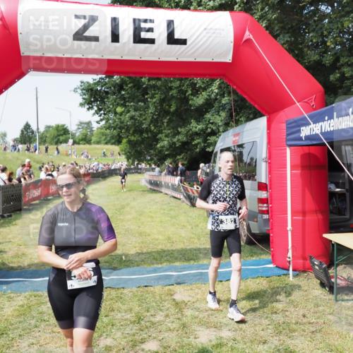 21.06.2025 - 27. Vierlanden-Triathlon MichiJ http://msf.ph/oto/8004808 15.06.2026 11:29:37 Ziel 382, 507, 566 meine-sportfotos.de