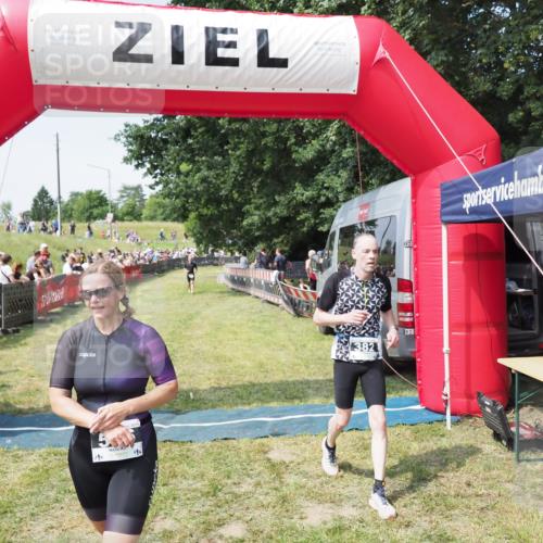 21.06.2025 - 27. Vierlanden-Triathlon MichiJ http://msf.ph/oto/8004812 15.06.2026 11:29:37 Ziel 382, 507, 566 meine-sportfotos.de