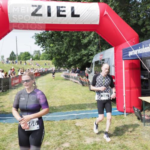 21.06.2025 - 27. Vierlanden-Triathlon MichiJ http://msf.ph/oto/8004816 15.06.2026 11:29:37 Ziel 382, 507, 566 meine-sportfotos.de