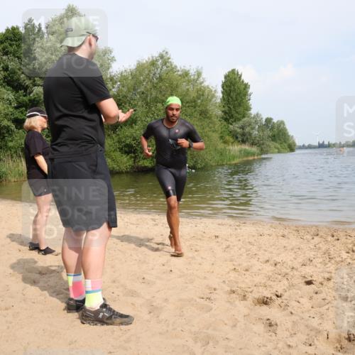 15.06.2025 - 27. Vierlanden-Triathlon Lena Gebhardt http://msf.ph/oto/8004831 15.06.2025 10:02:15 Schwimmen 317 meine-sportfotos.de