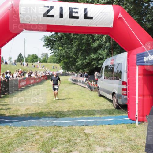 21.06.2025 - 27. Vierlanden-Triathlon MichiJ http://msf.ph/oto/8004834 15.06.2026 11:29:42 Ziel 382, 402, 566 meine-sportfotos.de