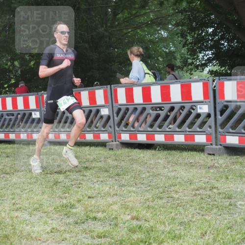 21.06.2025 - 27. Vierlanden-Triathlon KatJ http://msf.ph/oto/8004836 15.06.2025 12:58:07 Ziel 712 meine-sportfotos.de