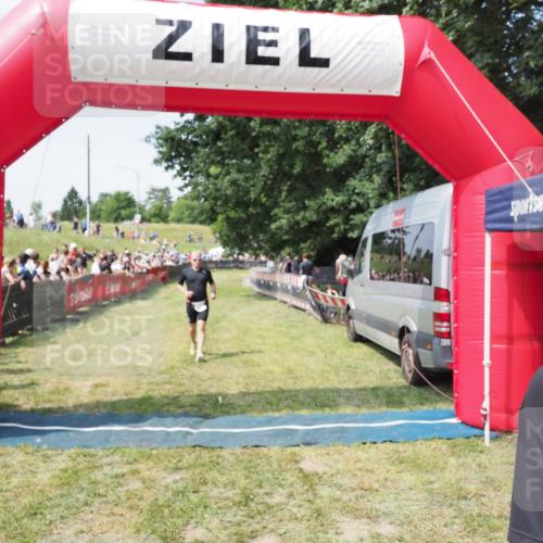 21.06.2025 - 27. Vierlanden-Triathlon MichiJ http://msf.ph/oto/8004840 15.06.2026 11:29:42 Ziel 382, 402, 566 meine-sportfotos.de