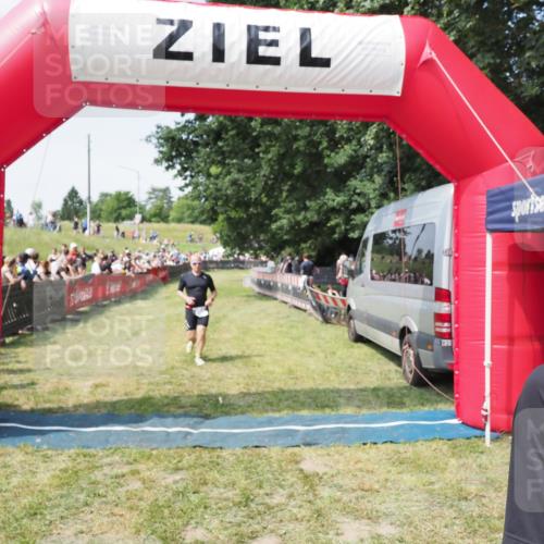 21.06.2025 - 27. Vierlanden-Triathlon MichiJ http://msf.ph/oto/8004845 15.06.2026 11:29:43 Ziel 382, 402 meine-sportfotos.de