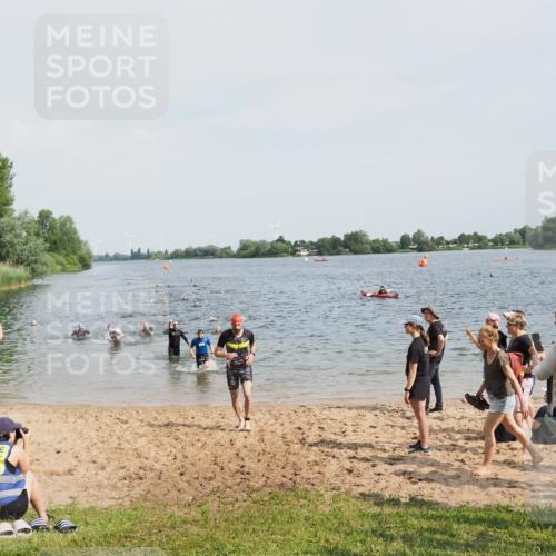 21.06.2025 - 27. Vierlanden-Triathlon MichiJ http://msf.ph/oto/8004858 15.06.2026 10:06:27 Schwimmen 394, 434, 447 meine-sportfotos.de
