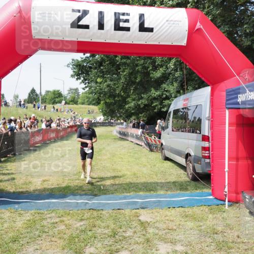 21.06.2025 - 27. Vierlanden-Triathlon MichiJ http://msf.ph/oto/8004863 15.06.2026 11:29:43 Ziel 382, 402 meine-sportfotos.de