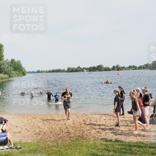 21.06.2025 - 27. Vierlanden-Triathlon MichiJ http://msf.ph/oto/8004867 15.06.2026 10:06:27 Schwimmen 394, 434, 447 meine-sportfotos.de