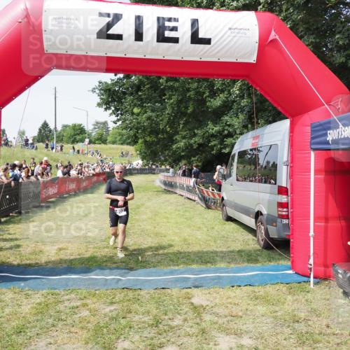 21.06.2025 - 27. Vierlanden-Triathlon MichiJ http://msf.ph/oto/8004872 15.06.2026 11:29:43 Ziel 382, 402 meine-sportfotos.de