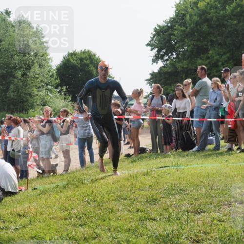 15.06.2025 - 27. Vierlanden-Triathlon KatJ http://msf.ph/oto/8004881 15.06.2025 10:03:53 Schwimmen 377, 425, 427, 432, 436, 439, 1398 meine-sportfotos.de
