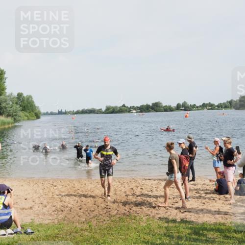21.06.2025 - 27. Vierlanden-Triathlon MichiJ http://msf.ph/oto/8004887 15.06.2026 10:06:27 Schwimmen 394, 434, 447 meine-sportfotos.de