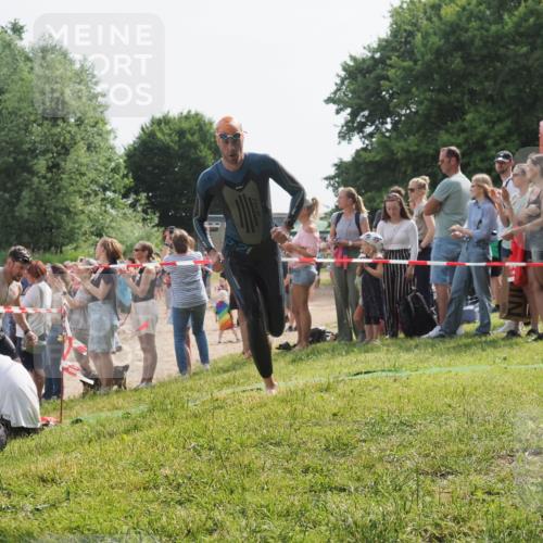 15.06.2025 - 27. Vierlanden-Triathlon KatJ http://msf.ph/oto/8004897 15.06.2025 10:03:53 Schwimmen 377, 425, 427, 432, 436, 439, 1398 meine-sportfotos.de