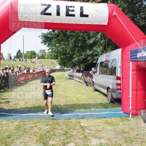 21.06.2025 - 27. Vierlanden-Triathlon MichiJ http://msf.ph/oto/8004905 15.06.2026 11:29:44 Ziel 402 meine-sportfotos.de