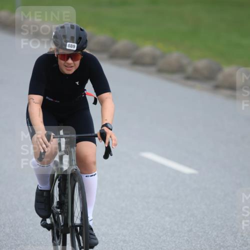 21.06.2025 - 27. Vierlanden-Triathlon H.Heesch http://msf.ph/oto/8004912 15.06.2025 12:52:42 Radfahren 889 meine-sportfotos.de