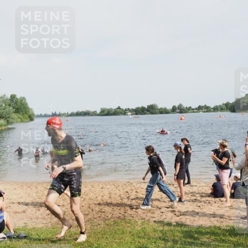 21.06.2025 - 27. Vierlanden-Triathlon MichiJ http://msf.ph/oto/8004915 15.06.2026 10:06:30 Schwimmen 394, 434, 440 meine-sportfotos.de