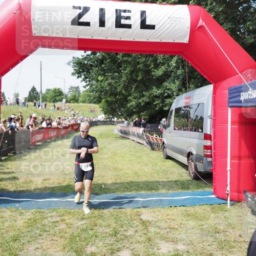 21.06.2025 - 27. Vierlanden-Triathlon MichiJ http://msf.ph/oto/8004919 15.06.2026 11:29:44 Ziel 402 meine-sportfotos.de